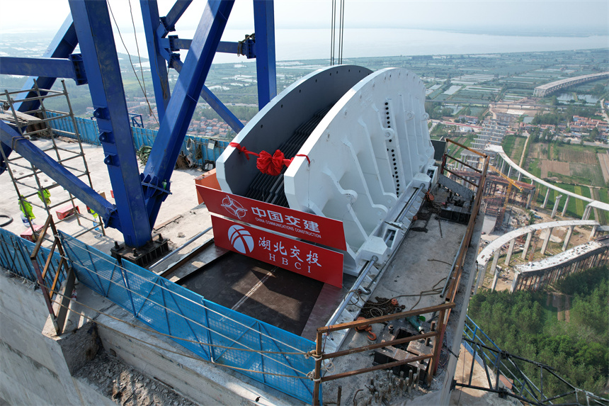 湖北双柳长江大桥北岸主塔主索鞍成功吊装