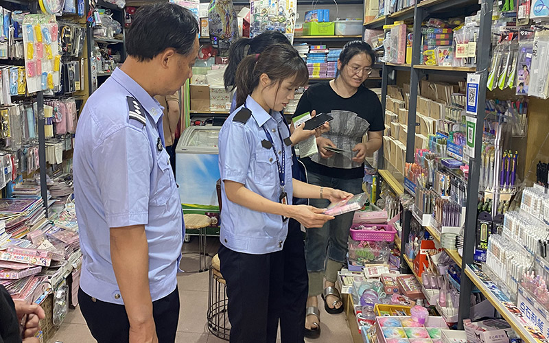 对校园周边商户开展联合检查。唐宗明摄