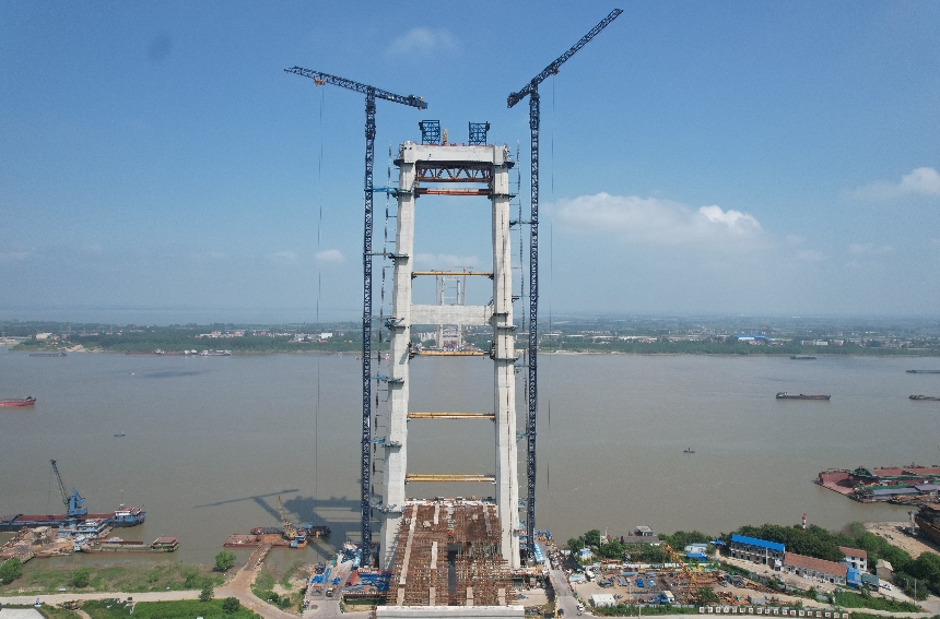 开启上部结构施工！湖北双柳长江大桥项目首件散索鞍安装成功