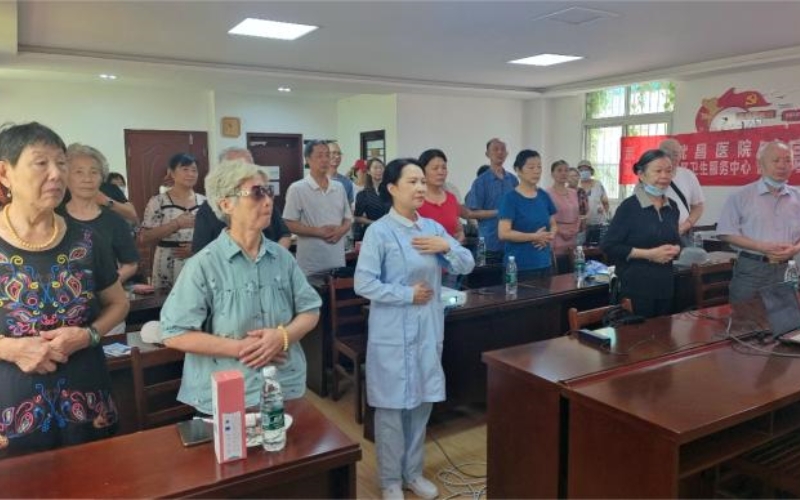 医护人员带领居民做“呼吸操”。