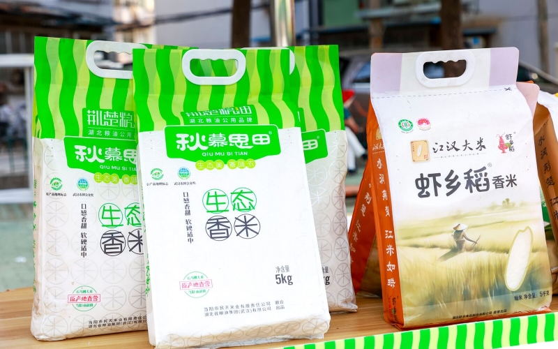 “荆楚粮油”进社区产品展示。