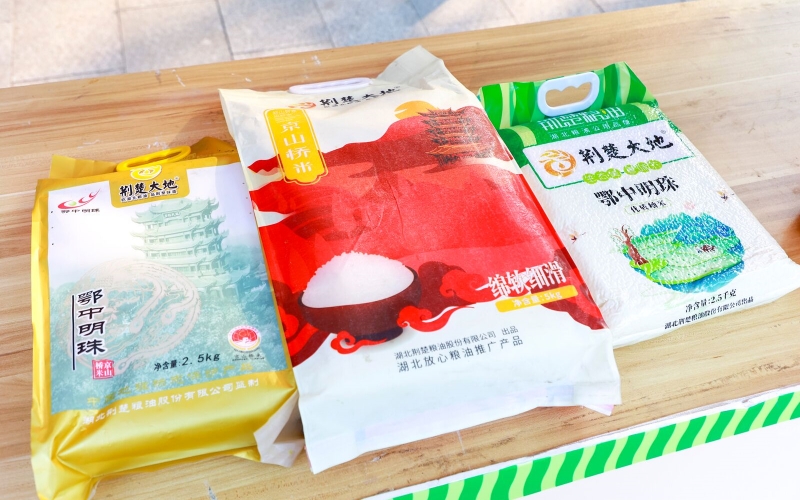 “荆楚粮油”进社区产品展示。