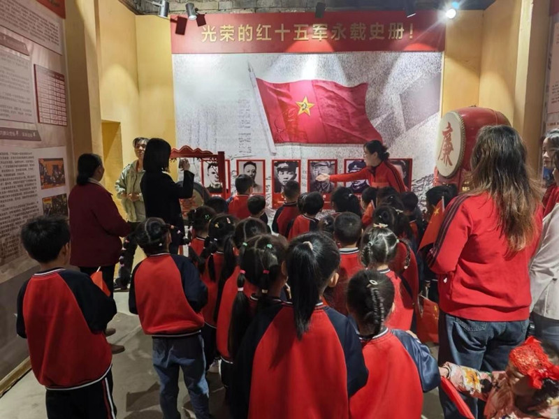 武穴市中小学生到蓝杰村红廉馆开展红色教育。