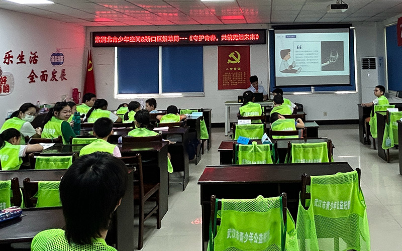 走进社区开展保护未成年人主题宣传活动