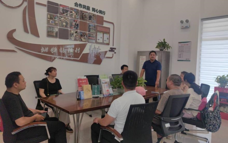 煙草人員與零售戶共同探討兩節銷售良策。