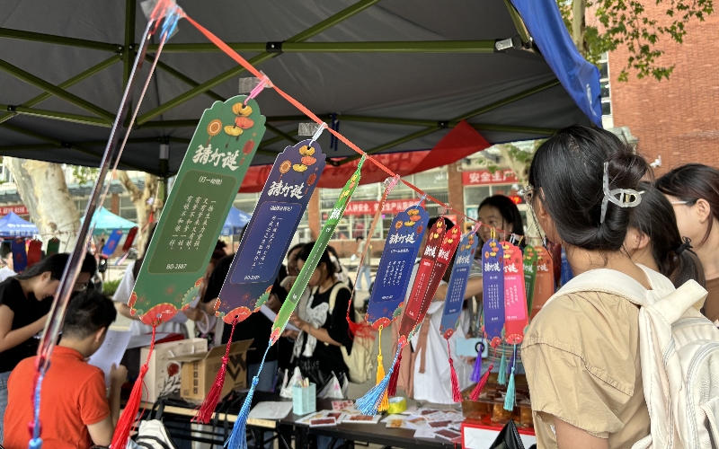 大学生“花式”过中秋。