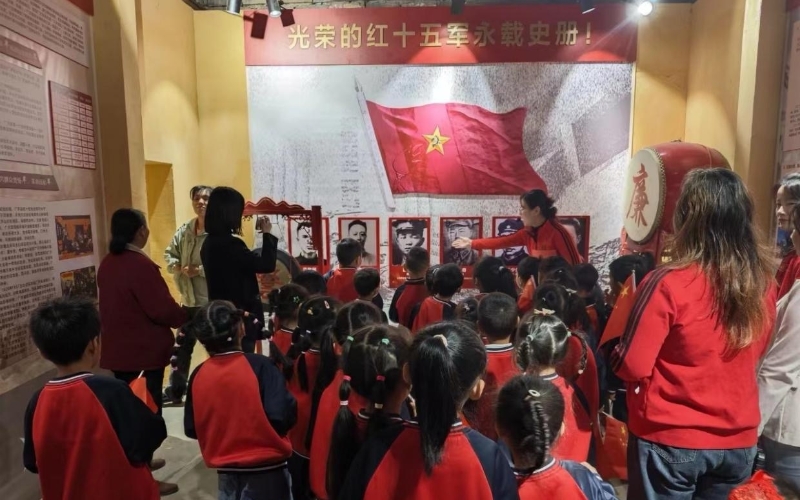 武穴市中小学生到蓝杰村红廉馆开展红色教育。