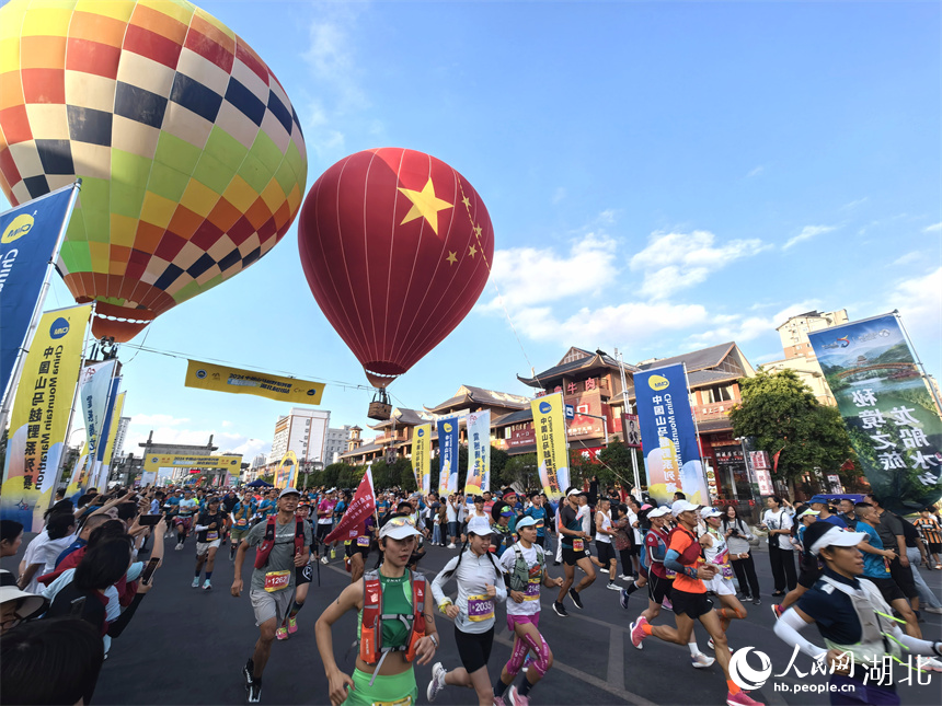 選手們奮力奔跑。人民網記者 周雯攝