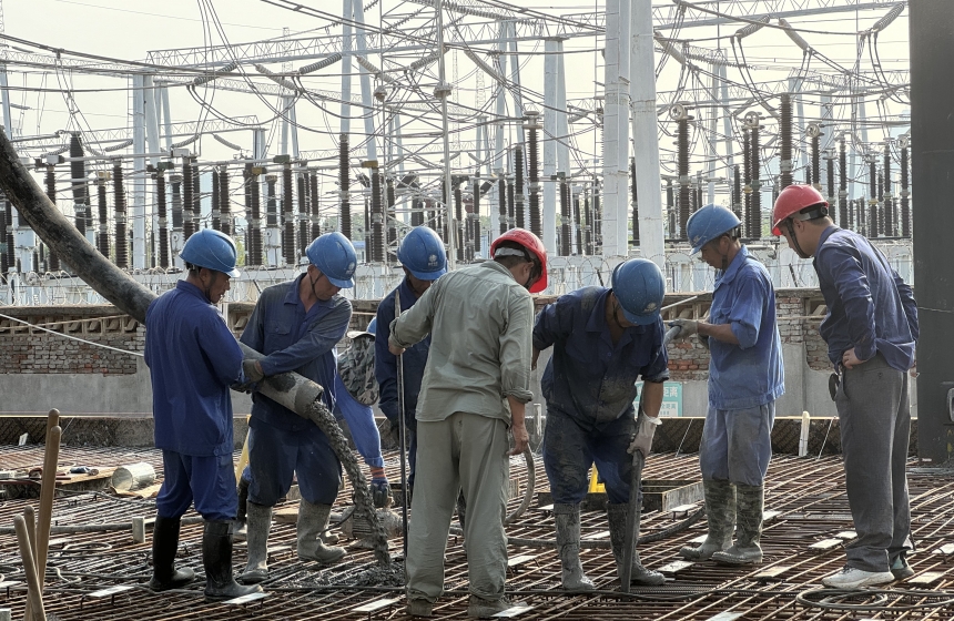 武漢舵落口220千伏變電站擴建工程配電裝置樓夾層頂板混凝土澆筑 攝影者 張雷