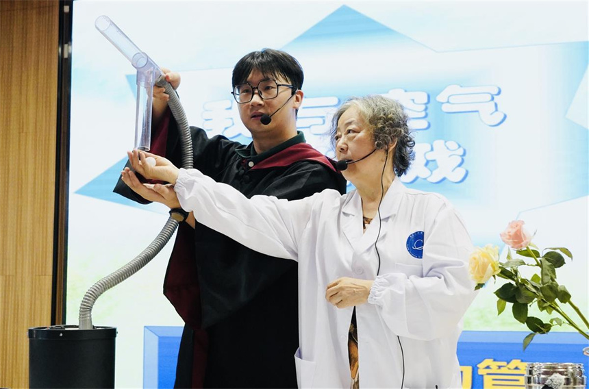 “熊奶奶”正在进行科学展演。戴颖摄
