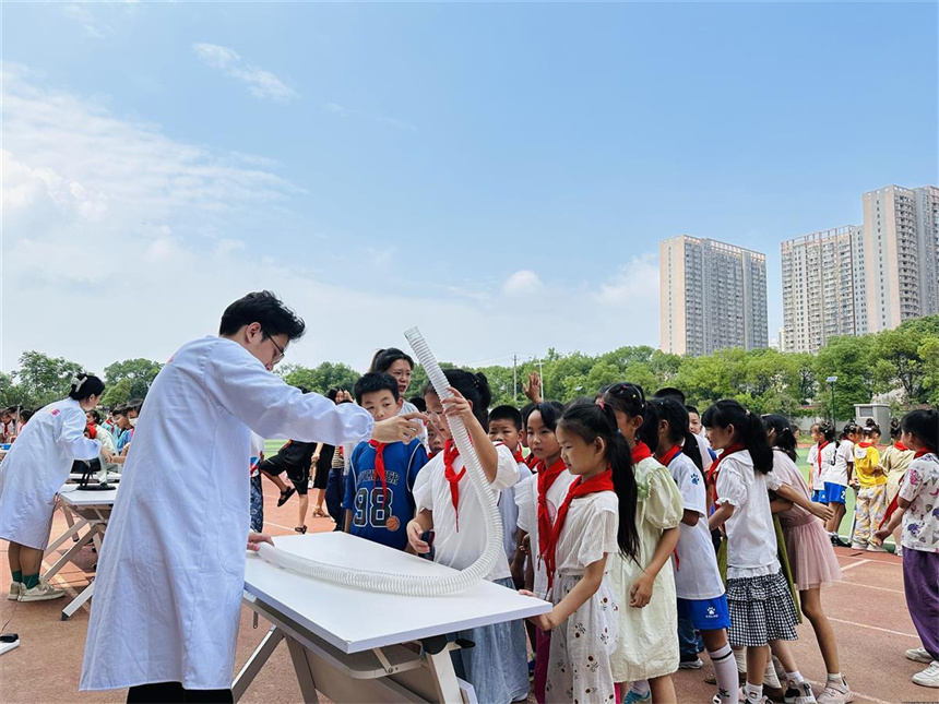 带领更多孩子开启奇妙的魔法之旅。戴颖摄