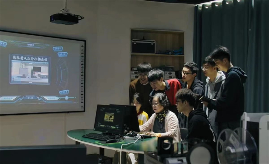 熊教授正在指导学生。戴颖摄