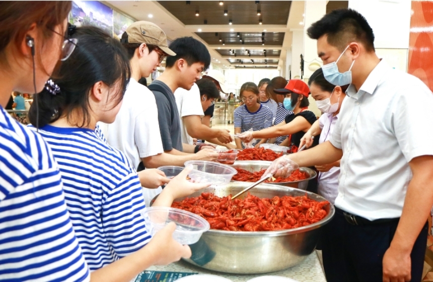 潛江龍蝦走進華中師范大學。關洪磊攝