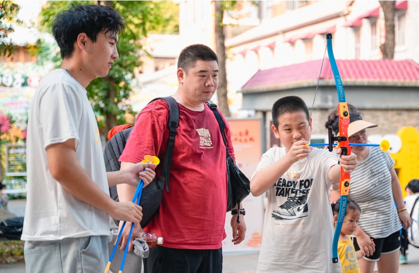 游客体验投壶射箭