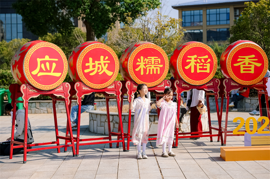 共慶豐收。湖北廣播電視台壟上頻道供圖