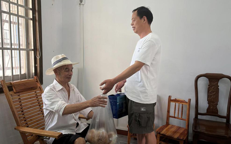 薛洪宪为老人送货上门。周飞飞摄