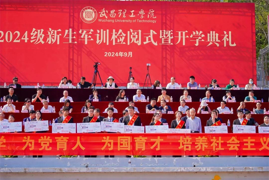 王教授与获奖学生合影。