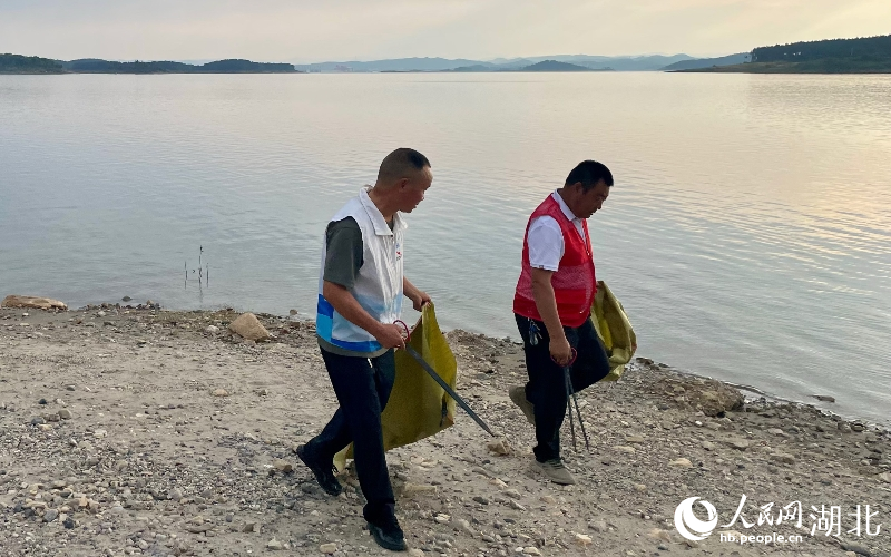 丹江口市丹赵路街道办事处库区林场护水队员正在进行库岸巡查。人民网记者 张沛摄