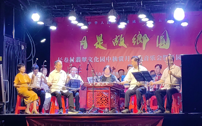 用诗书点染千余村湾庭院。