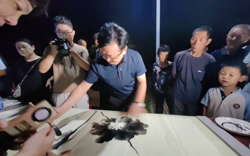 用诗书点染千余村湾庭院。