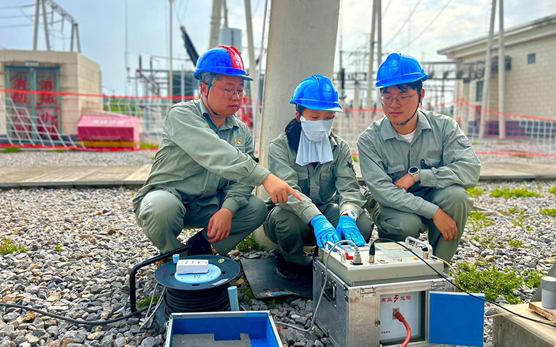 鄂州供电公司检修人员对2号主变进行电气试验。孟长生摄