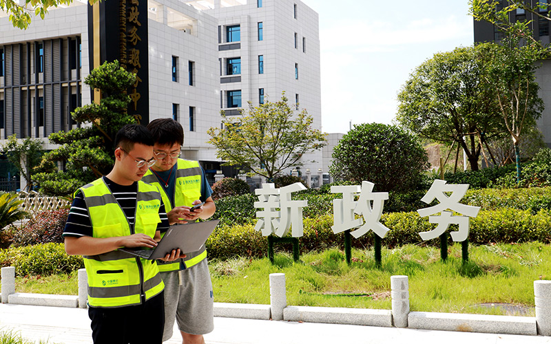 湖北移动技术人员正在优化政务服务中心周边网络。