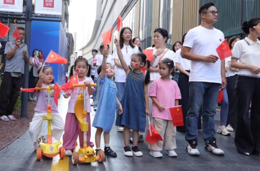 江岸举行“快闪”庆祝中华人民共和国成立75周年。喻春华摄
