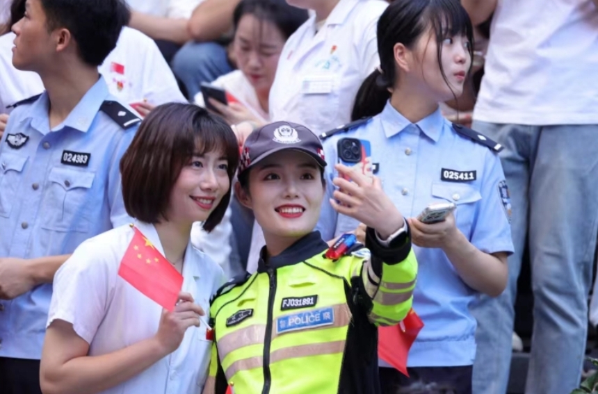 江岸举行“快闪”庆祝中华人民共和国成立75周年。贾书福摄