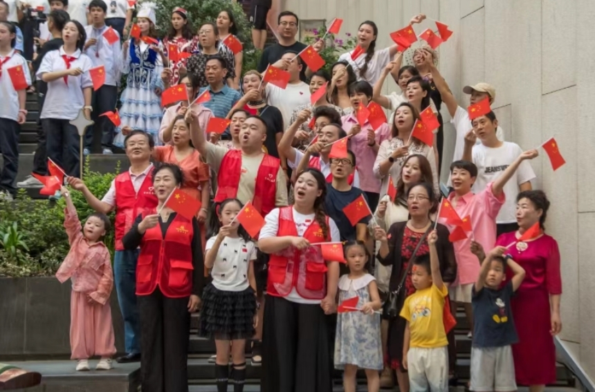 江岸举行“快闪”庆祝中华人民共和国成立75周年。邹幼燕摄