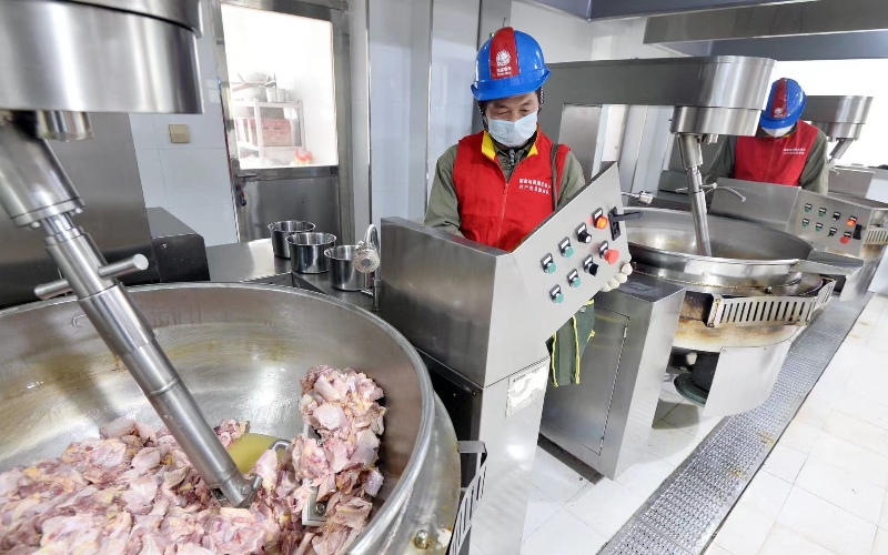 保电人员深入汪集鸡汤生产企业检查用电设备.