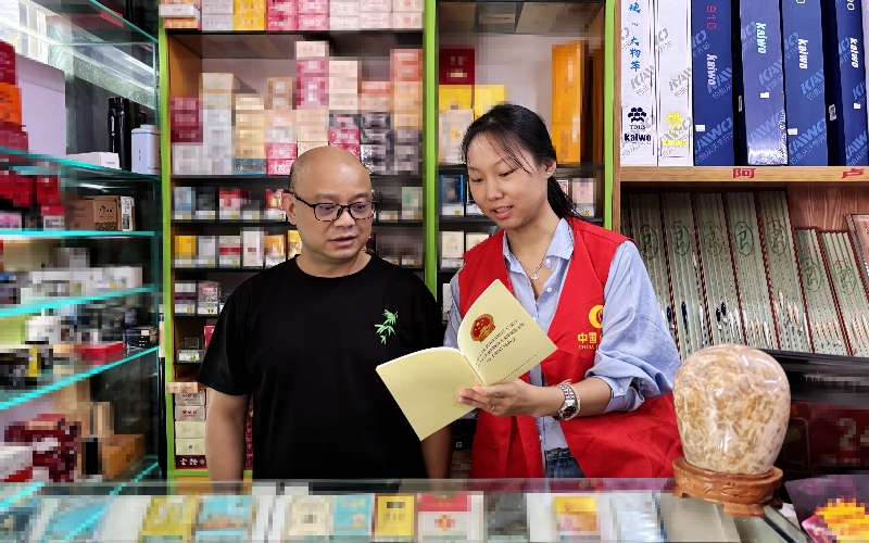 当阳市烟草专卖局客户经理上门为零售户科普《电子烟管理办法》。