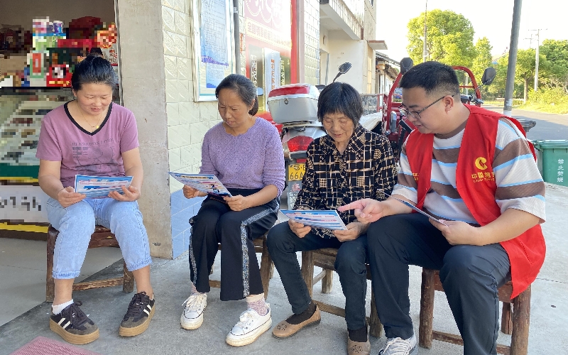 当阳市烟草专卖局客户经理上门为零售户科普防网络诈骗知识。