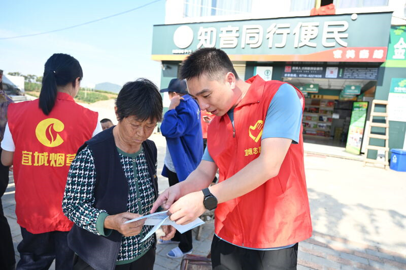 圖3為宜城煙草志願者向村民發放健康手冊 黃文慧攝