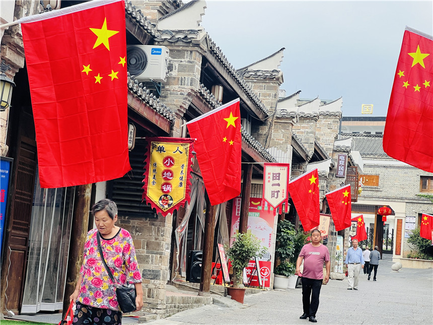 老北街低碳文化街區紅旗飄揚。孟瑩攝