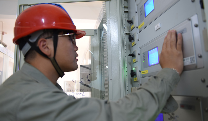 在黄石阳新县白沙镇黄石1000千伏变电站，国网湖北送变电公司施工人员国庆节期间坚守岗位，快速推进工程建设。