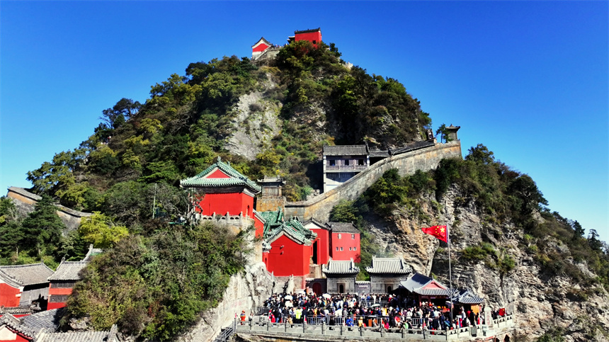 游客登临金顶景区。刘雪琴摄