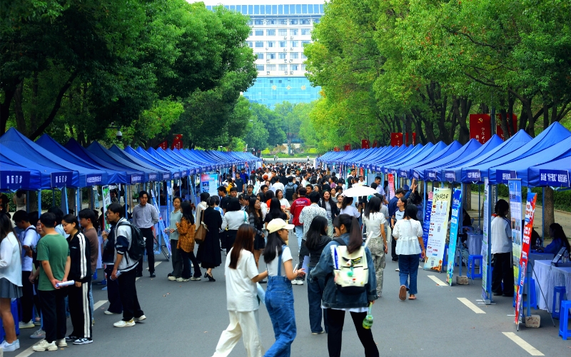 招聘会现场。周逸文摄