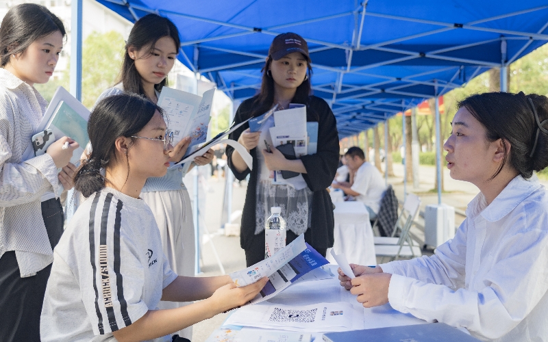 学生在企业展位前面试。刘皓辰摄