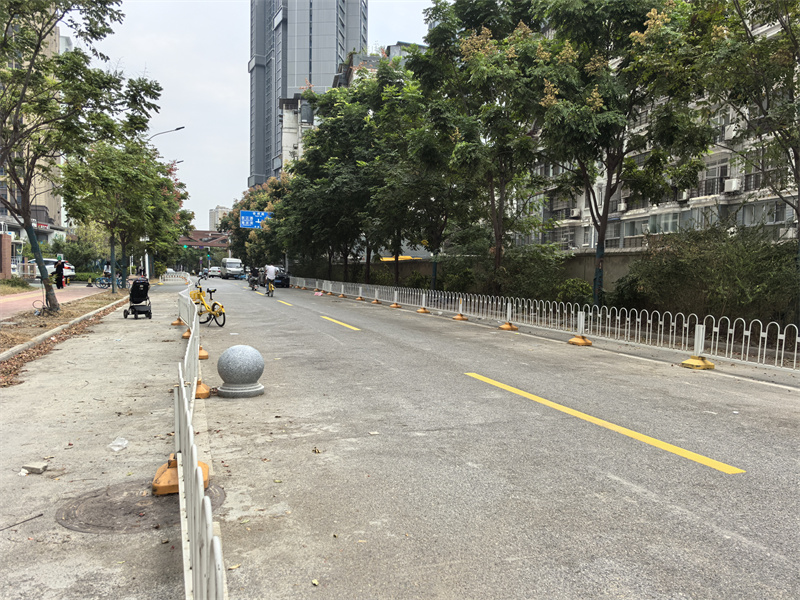 路面違停車輛已挪走，路邊有環衛人員。網友供圖