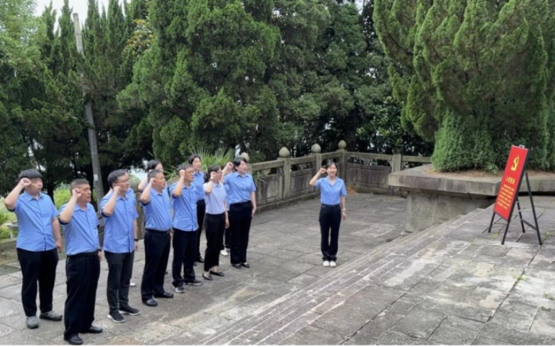 在红十五军纪念碑前重温入党誓词。程澳摄