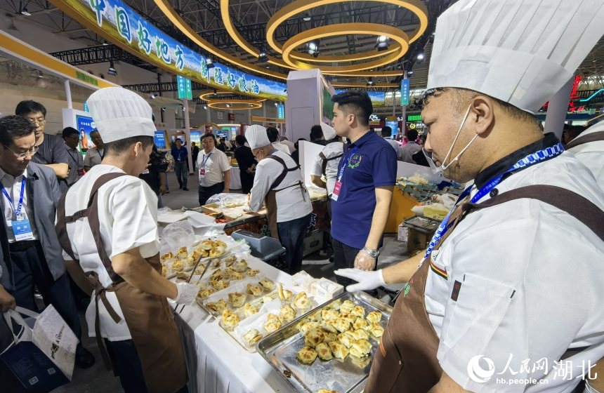 新疆烤包子成为展会现场最受欢迎的美食。人民网记者 周雯摄