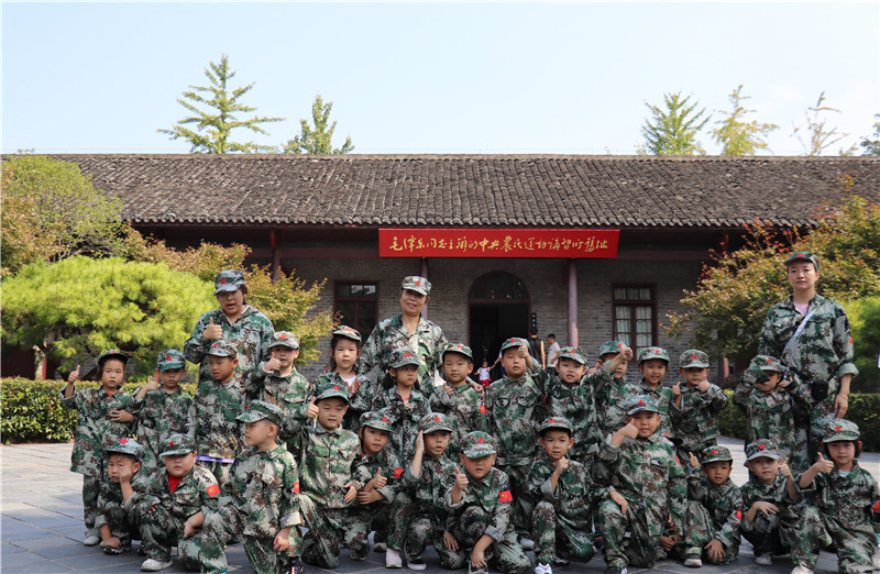 國慶前夕，武漢市華城廣場幼兒園師生在武昌紅巷農講所開展紅色教育活動。張勤攝