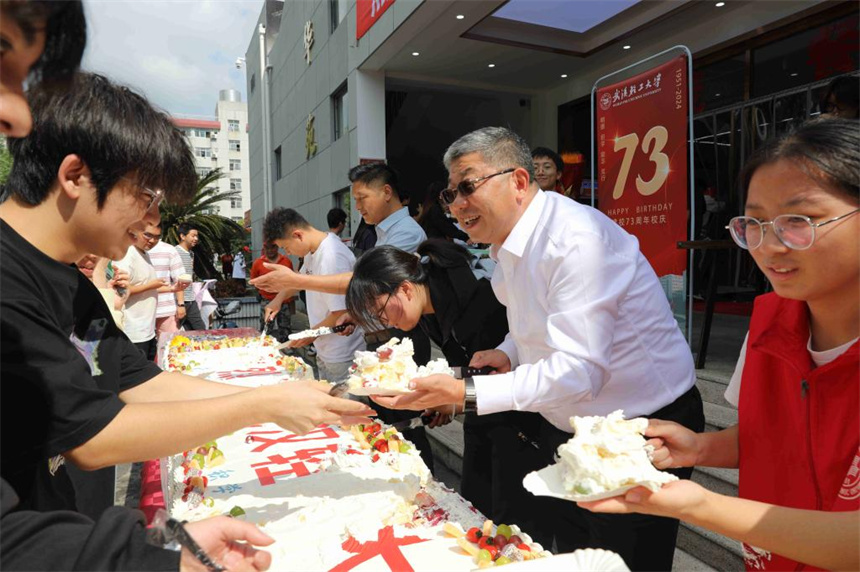 武汉轻工大学万余师生共迎校庆 美食节嗨翻全场