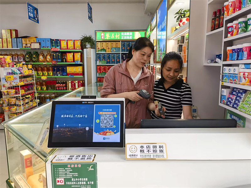 客户熟练运用“云Pos”扫码枪。杨昕摄