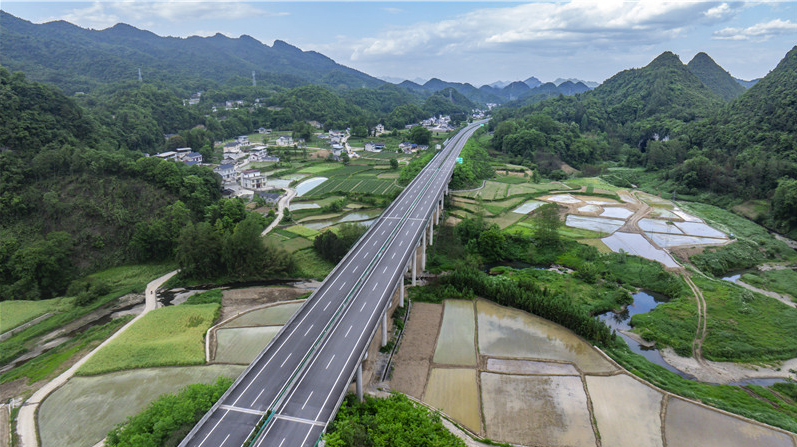 宜来高速鹤峰东段、孝感东收费站同日建成通车