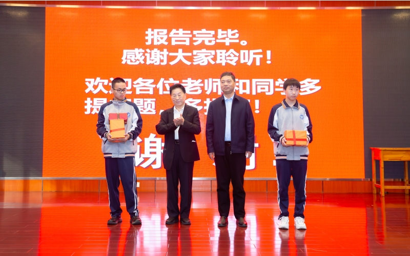 講座完后，給同學們贈送書籍。江漢大學供圖
