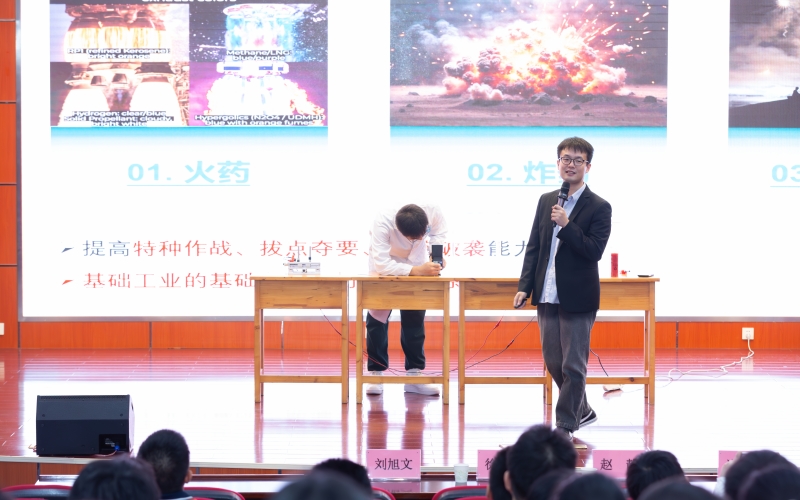 劉旭文博士給同學們帶來精彩科學互動實驗。江漢大學供圖