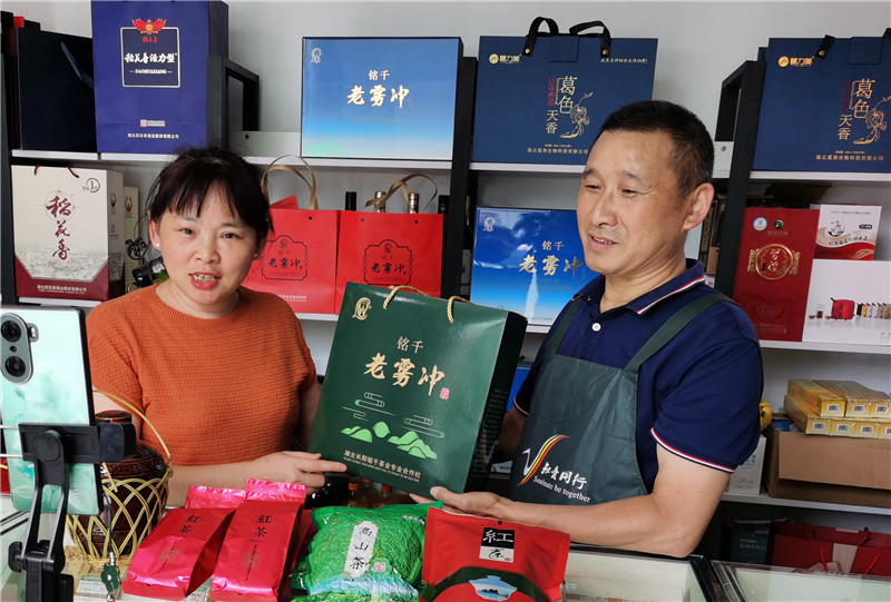 王店长与客户经理在店内直播推销特产