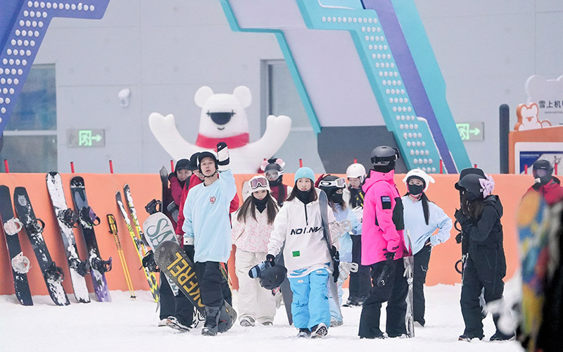 滑雪爱好者正在进场。黄轩摄