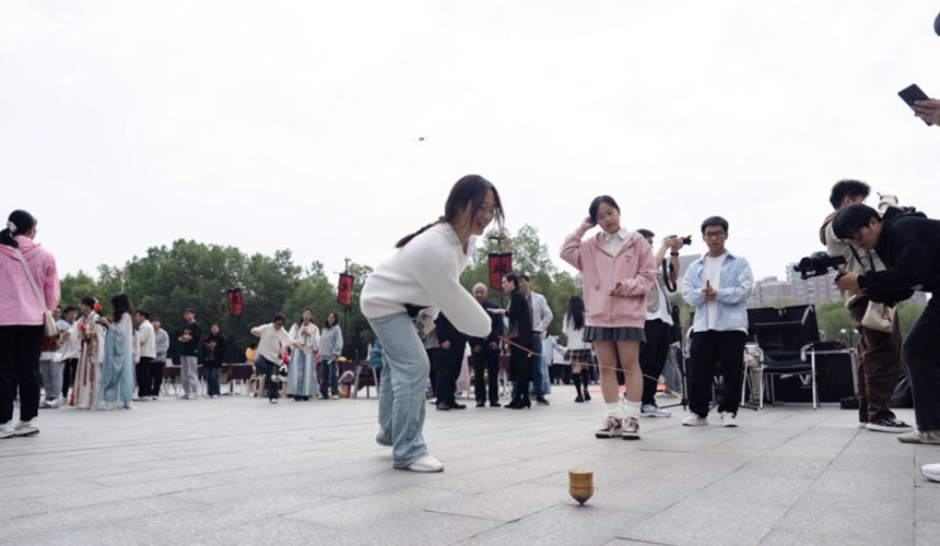 校园民俗文化节 大学生玩得停不下来【5】